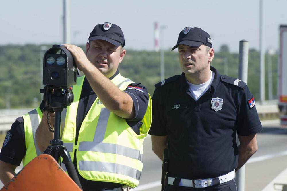 Blicanje farovima poznato i kao ablendovanje, često se koristi u saobraćaju, a verovatno najčešće za upozoravanje drugih vozača da uspore jer ih “iza ćoška” čeka iznenađenje u vidu saobraćajne policije, koja svakog dana širom Srbije vrši rutinsku proveru vozača i vozila, a osim toga, postavljaju se i radari uz pomoć kojih se meri brzina.  Postavlja se pitanje, međutim, da li je ova popularna metoda kojom vozači “komuniciraju” u saobraćaju zabranjeno zakonom? Damir Okanović iz Komiteta za bezbednost saobraćaja kaže da je ablendovanje dozvoljeno, a čak je i korisno!  Damir Okanović DAMIR OKANOVIĆFOTO: PRINTSCREEN/PINK – U Srbiji to nije zabranjeno, nema ni kazne. Sa druge strane, bitno je da vozači uspore, e sad da li su usporili zato što su upozoreni od strane drugog vozača ili su videli sami policiju to je manje važno – pojašnjava Okanović i dodaje:  – Svrha svake radarske kontrole jeste da se na tom mestu uspori saobraćaj tako da je ablendovanje dobra stvar i sa aspketa bezbednosti u saobraćaju korisna – objasnio je Damir Okanović, prenosi Espreso.  Inače, jednom prilikom se zbog ablendovanja oglasila francuska policija grada Rona, koja je na svom nalogu na društvenim mrežama napisala sledeće:  – Kada upozoravate ostale učesnike u saobraćaju da je naša patrola na drumu, niste ni svesni da ste na taj način možda upravo pomogli nekom lopovu ili čak i još težem kriminalcu, da izbegne našu intervenciju usmerenu na očuvanje vaše bezbednosti – navedeno je u objavi.  Pančevo, Saobraćajna Policija, pojačana kotrola, Radar FOTO: MUP SRBIJE Takođe se govori o tome da ablendovanje kompromituje napore policije i odaje tajne ljudima koji možda i nisu vredni poštede u odnosu na akcije “čelične ruke zakona”, a što se odnosi i na osobe pod uticajem alkohola ili narkotika, koje su takođe posebno opasne u saobraćaju.  Ipak, policija nije propustila da naglasi da praksa upozoravanja drugih vozača nije protivzakonita, i da je dozvoljeno primenjivati je.  Takođe, komesar policije general-major Antoni Anderson upozorio je vozače na Jamajci da odustanu od ablendovanja kako bi upozorili druge vozače na policijske operacije. Anderson je rekao da je praksa u suprotnosti sa sprovođenjem zakona.   05:20 OVAKO ĆETE IZBEĆI NESREĆU KAD PRETIČETE U SAOBRAĆAJU! Stručnjak za saobraćaj otkrio kako da se ponašate OBRATITE PAŽNJU NA JEDNO On je rekao da ova akcija omogućava prekršiocima zakona, posebno onima koji krše Zakon o saobraćaju na putevima, da izbegnu odgovornost.  – Vidimo haos koji se dešava zbog nepropisnog korišćenja puteva i ideju da “pobedite policiju” jer oni koji dolaze iz suprotnog smera ablenduju i govore im da uspore jer je iza ugla policija. Tu nam javnost može pomoći, ako ne upozorite te ljude onda bi napravili prekršaj, ali kada ih upozorite oni prođu pa opet ubrzaju i to je veliki rizik za ljude koji učestvuju u saobraćaju – rekao je on.